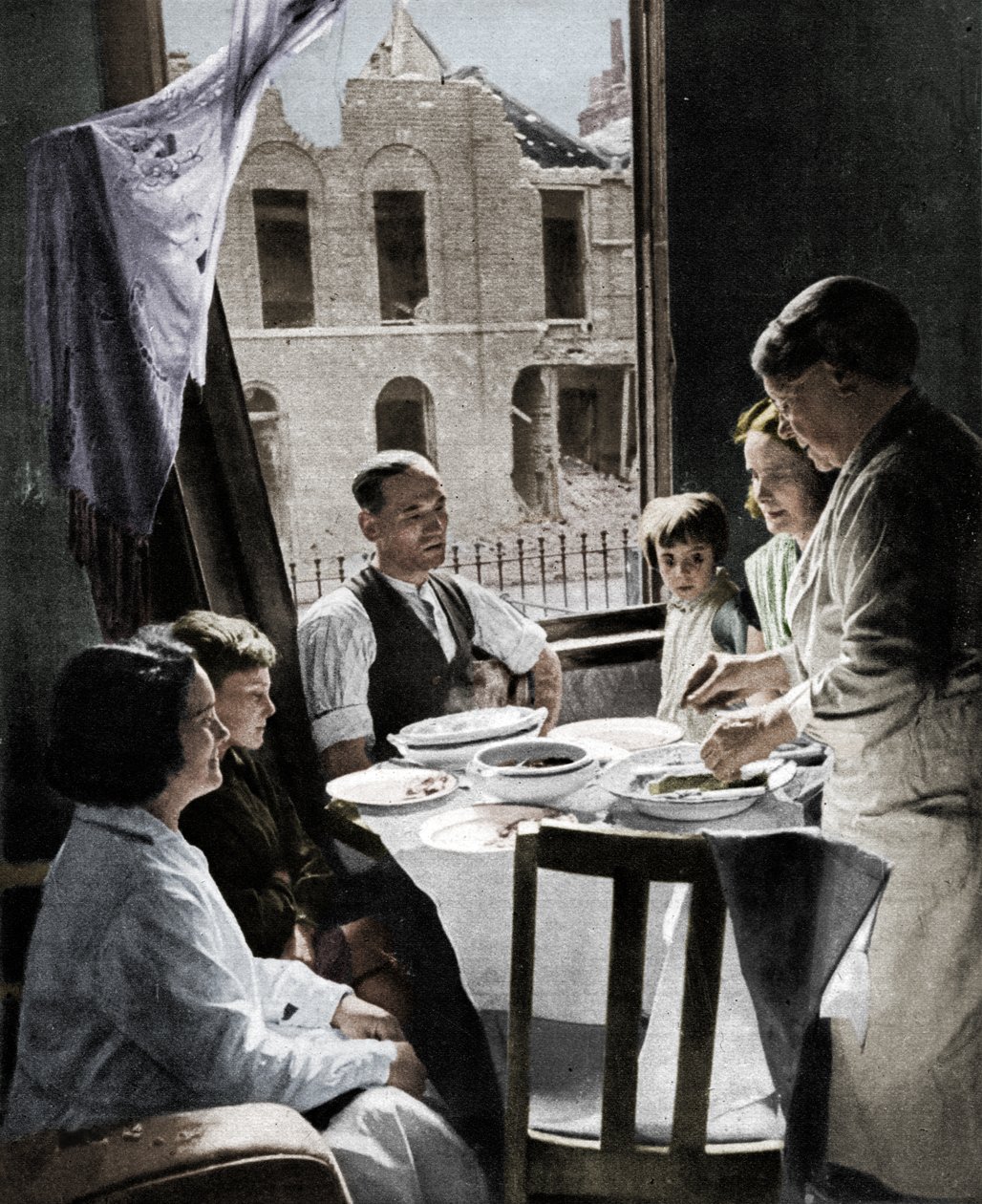 Perheen täytyy syödä, 1940 1942 tekijältä Unbekannt