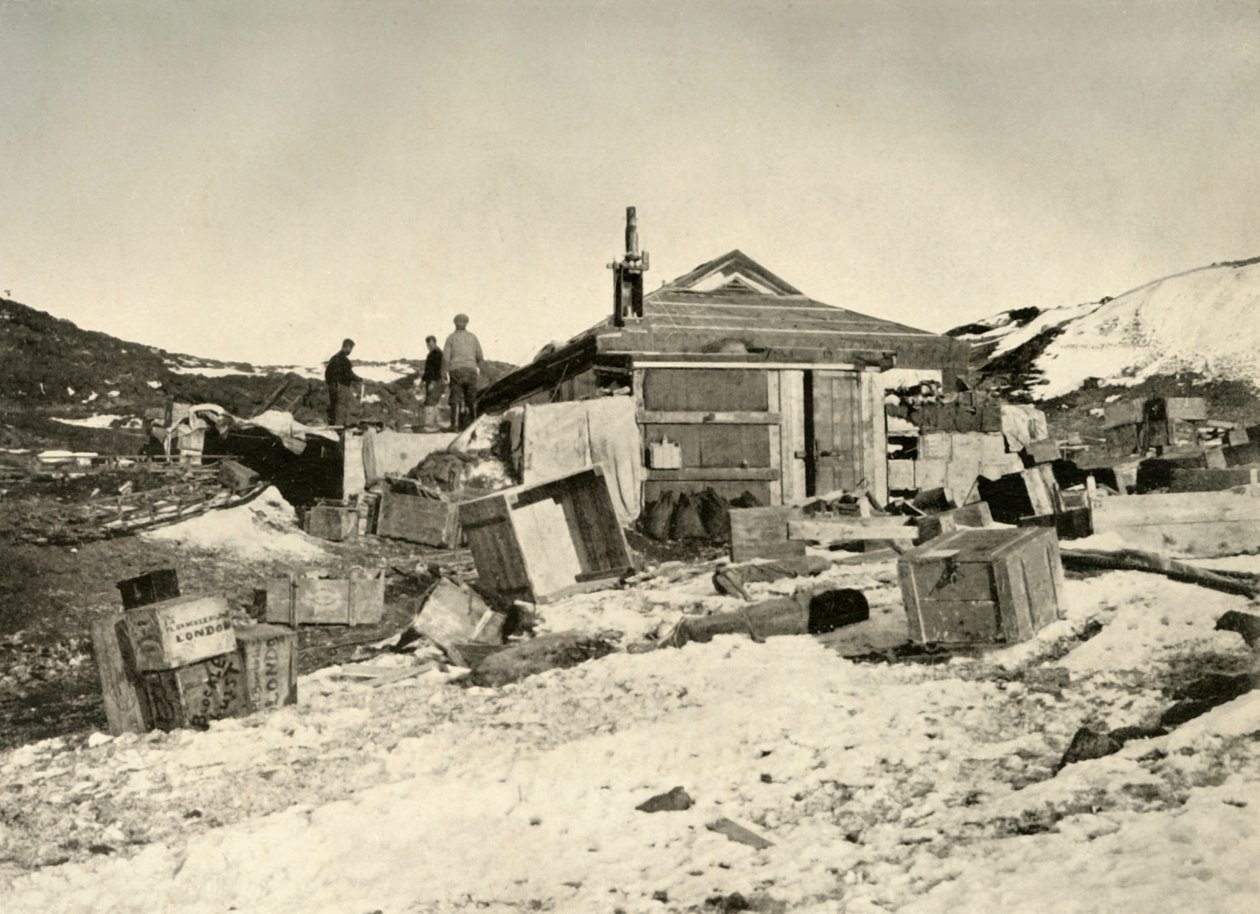 Mökki kesäaikaan, hiilipussit vasemmalla, c1908, 1909. tekijältä Unbekannt
