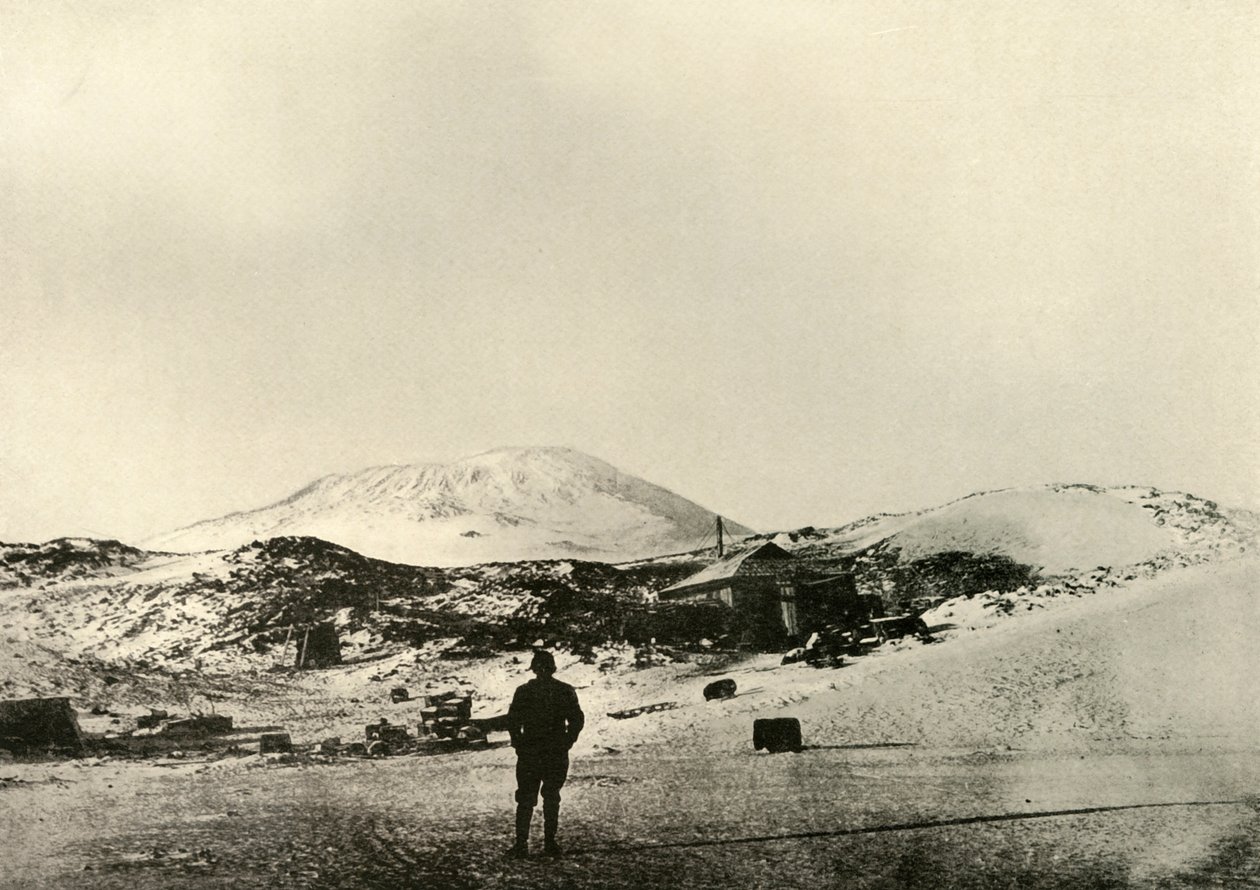 Mökki, taustalla Erebus-vuori, syksyllä 1908, 1909. tekijältä Unbekannt