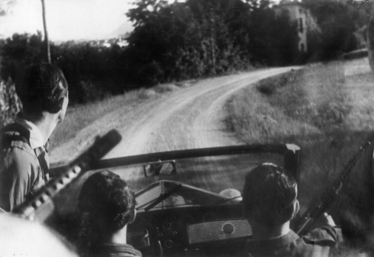 Italian vastarintaliike: aseistetut partisaanit jeepillä, Langhe, Piemont, Italia tekijältä Unbekannt