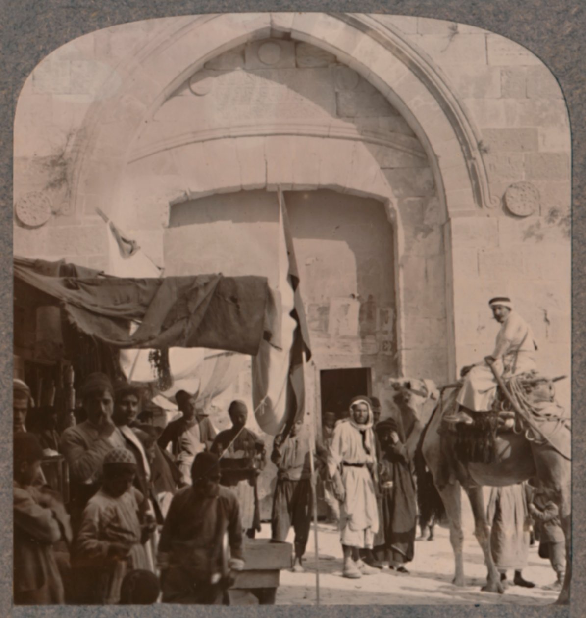 Jaffa Gate sulkeutui ja näyttää Needles Eye, Jerusalem, c1900 tekijältä Unbekannt