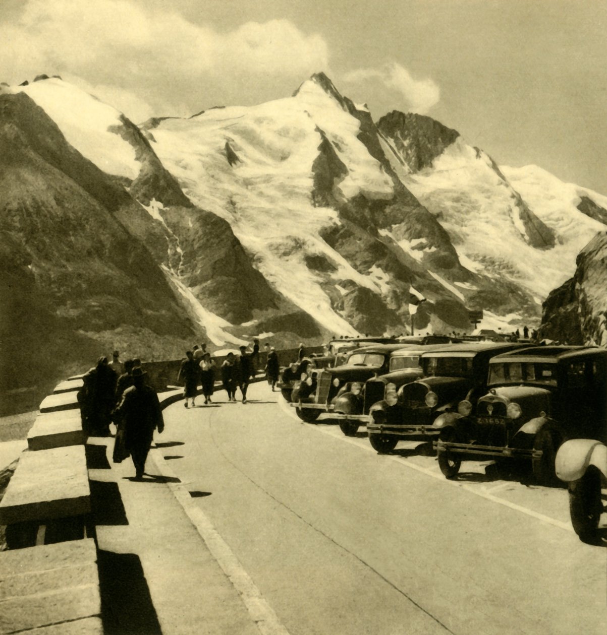 Kaiser-Franz-Josefs-Höhen näköalapaikka Grossglockner High Alpine Roadilla, Itävallassa, vuodelta 1935. tekijältä Unbekannt