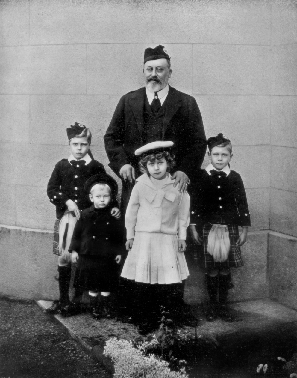 Edesmennyt kuningas ja jotkut hänen lapsenlapsistaan, c19102-1910 1910 tekijältä Unbekannt