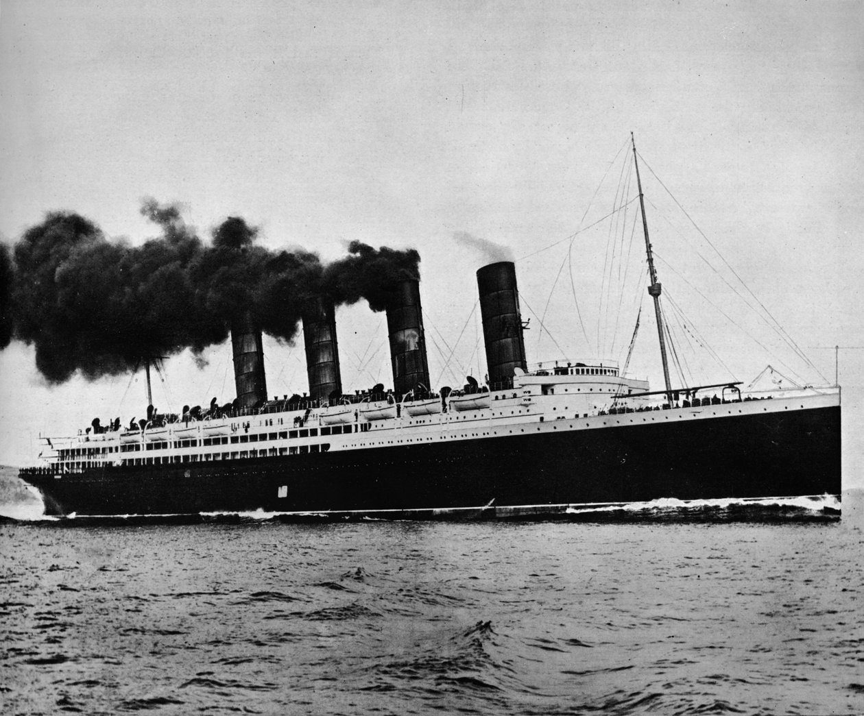 Lusitania täydellä vauhdilla, 1915 tekijältä Unbekannt