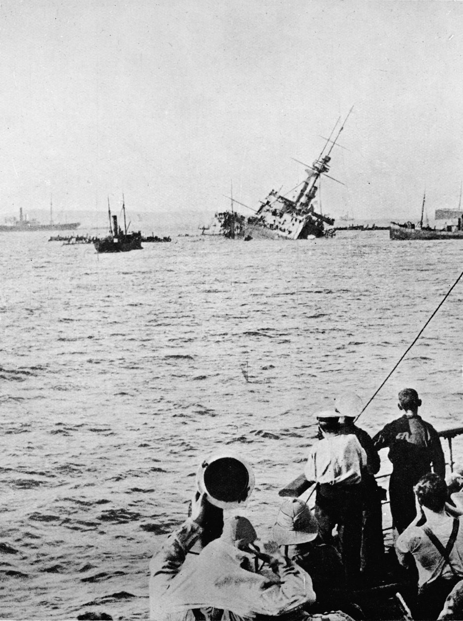 Majestic upposi vihollisen sukellusveneen torpedoimisen jälkeen, 1915 tekijältä Unbekannt