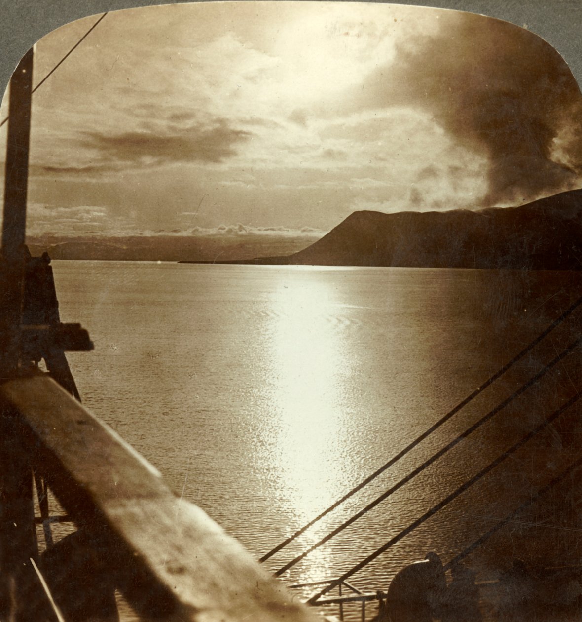 Keskiyön aurinko heinäkuussa Huippuvuorten ja Jäämeren kallioiden yllä, vuodelta 1905. tekijältä Unbekannt