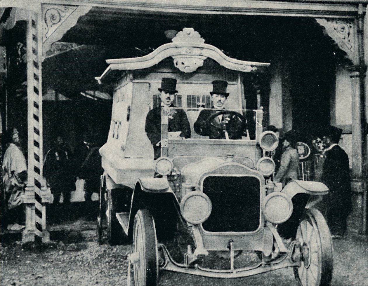 Moottori-aukkosauto itämaisessa mekossa, vuodelta 1935 tekijältä Unbekannt