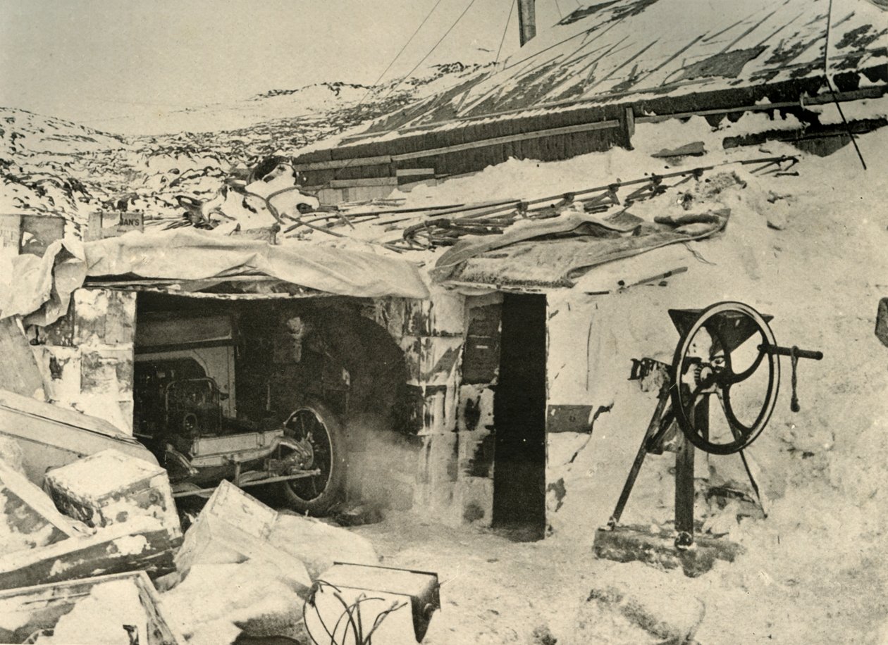 Moottoriauto autotallissa ja maissimurskain oikealla, c1908, 1909. tekijältä Unbekannt