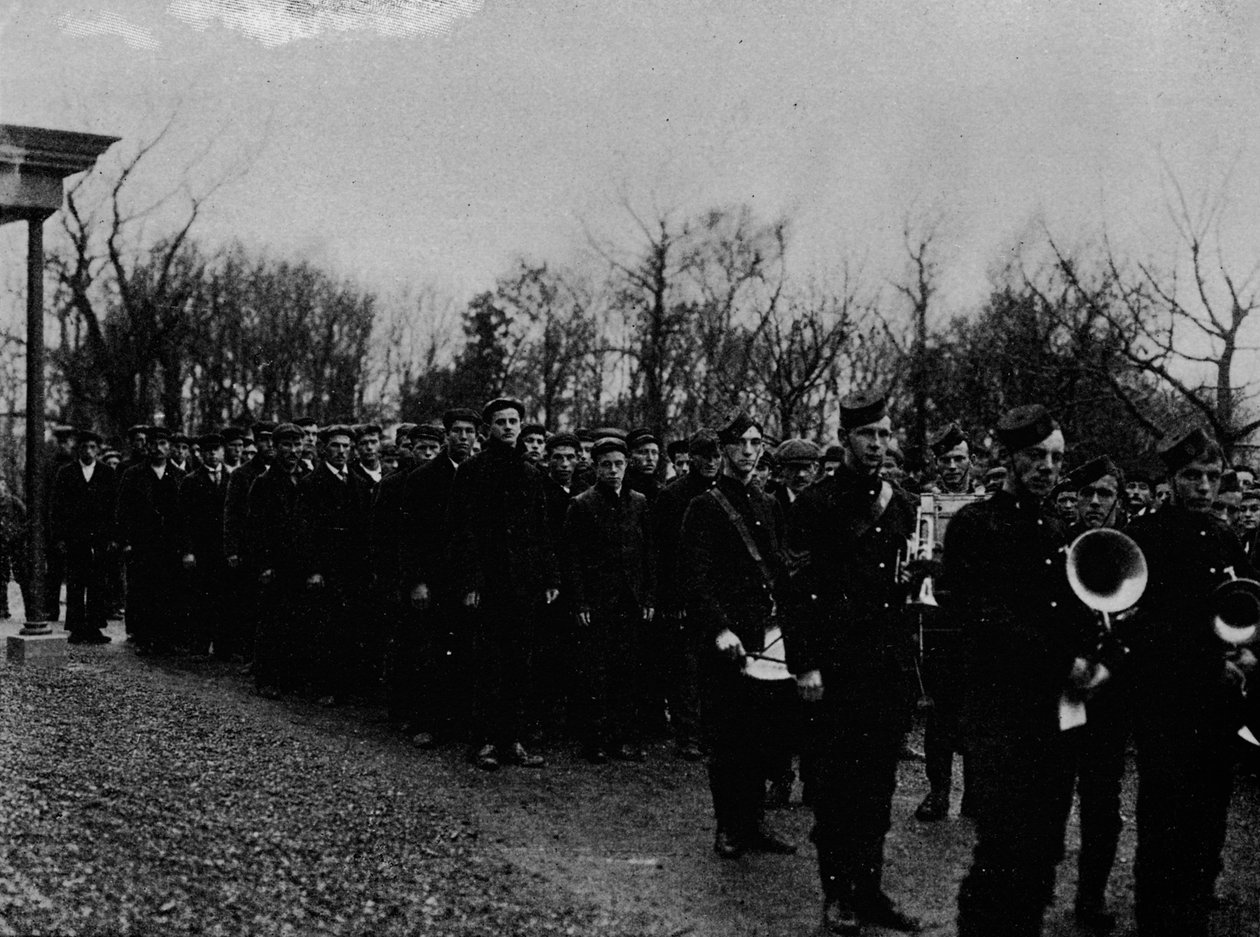 Newfoundlandin laivaston reservi kulkueessa kuvernöörin edessä St. Johnsissa, 1902, 1903 tekijältä Unbekannt