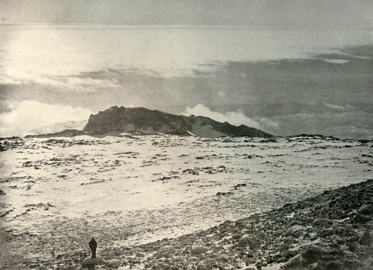 Erebuksen vanha kraatteri, taustalla vanhempi kraatteri, c1908, 1909 tekijältä Unbekannt