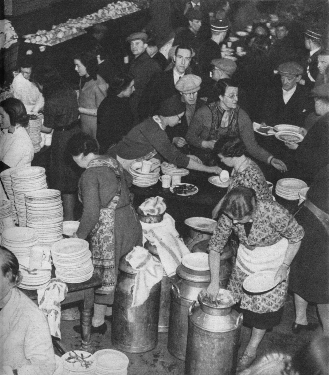 Ihmiset kokoontuvat ihmisten tarpeisiin: Clydeside ruokkii kodittomiaan, 1941 1942 tekijältä Unbekannt
