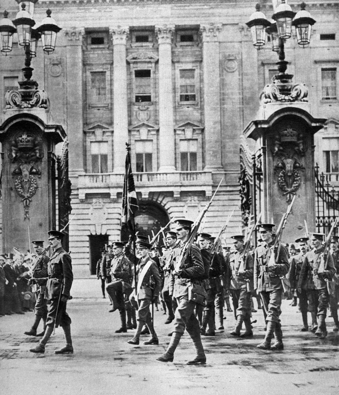Walesin prinssi komennettiin Grenadier Guardsissa Lontoossa elokuussa 1914 tekijältä Unbekannt