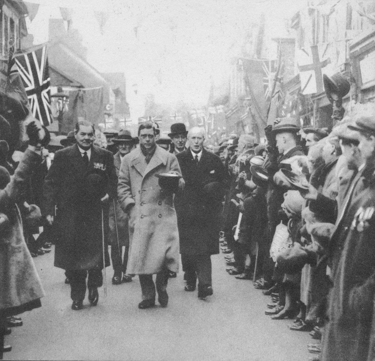 Walesin prinssi tervehtii Porthin, Glamorganin, asukkaat vieraillessaan Walesissa, 1932 1936 tekijältä Unbekannt