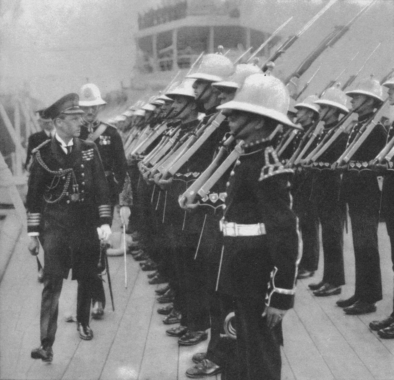 Walesin prinssi tarkastamassa merijalkaväkeä Portsmouthissa, Hampshiressa, 1921 1936 tekijältä Unbekannt