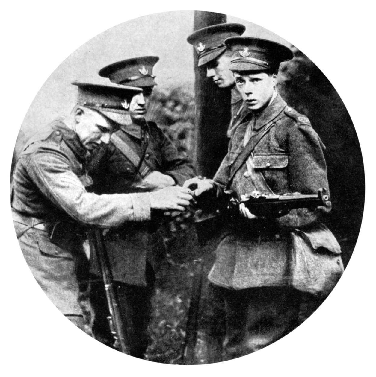 Walesin prinssi lataa kivääriä Grenadiersissa, ensimmäinen maailmansota, 1914 tekijältä Unbekannt