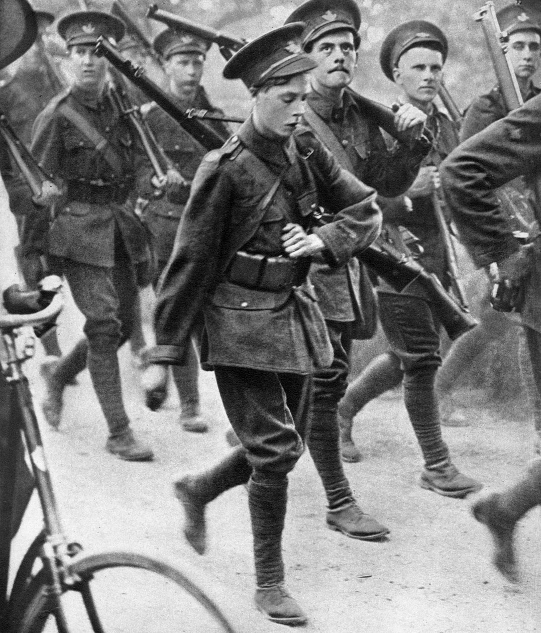 Walesin prinssi marssi Oxfordin yliopiston upseerikoulutusjoukon kanssa, vuodelta 1910 tekijältä Unbekannt