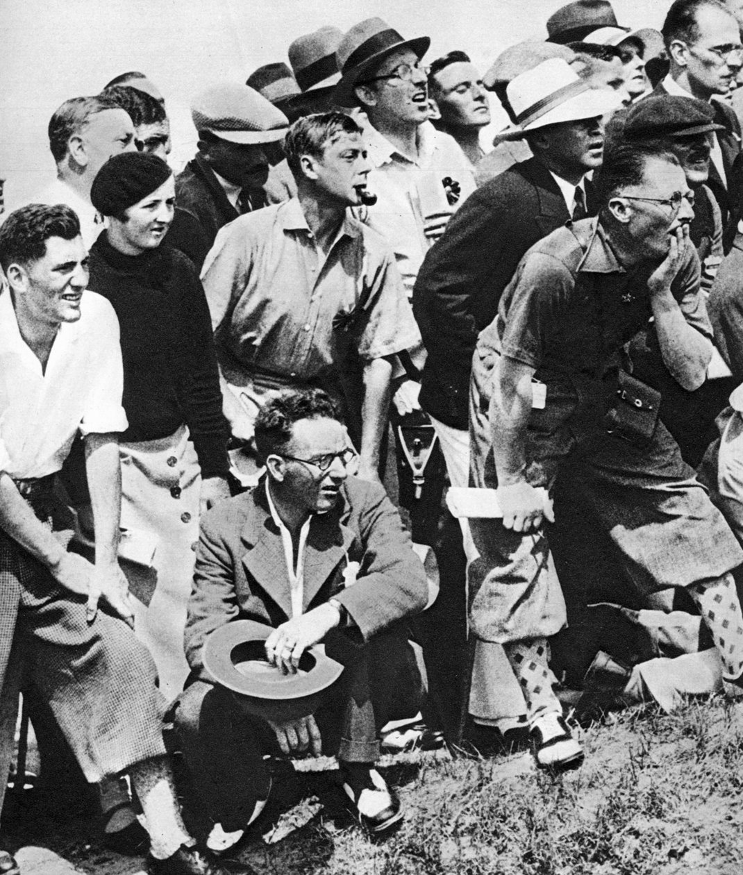 Walesin prinssi polttaa piippua Open Golf Championshipissä St Andrewsissa 1930-luvulla tekijältä Unbekannt