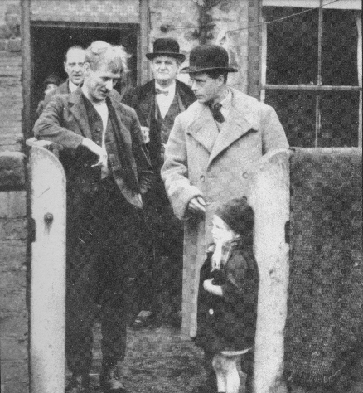 Walesin prinssi vierailemassa kaivosmökissä Koillis-Englannissa, 1929 1936 tekijältä Unbekannt