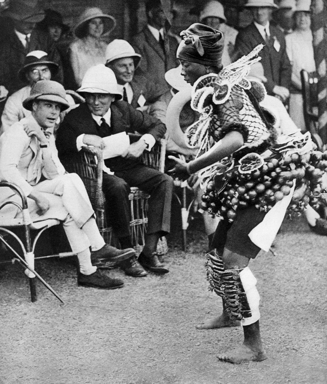 Walesin prinssi katsomassa perinteistä tanssia, Freetown, Sierra Leone, 1925 tekijältä Unbekannt