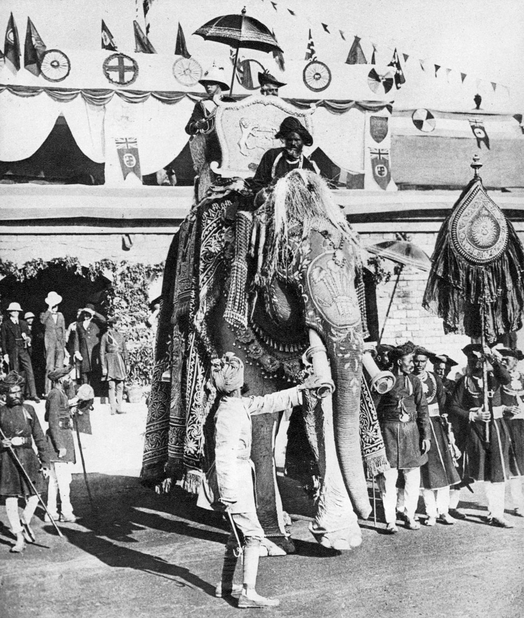 Walesin prinssi Gwaliorin maharadajan kanssa Intian kiertueella vuonna 1921. tekijältä Unbekannt