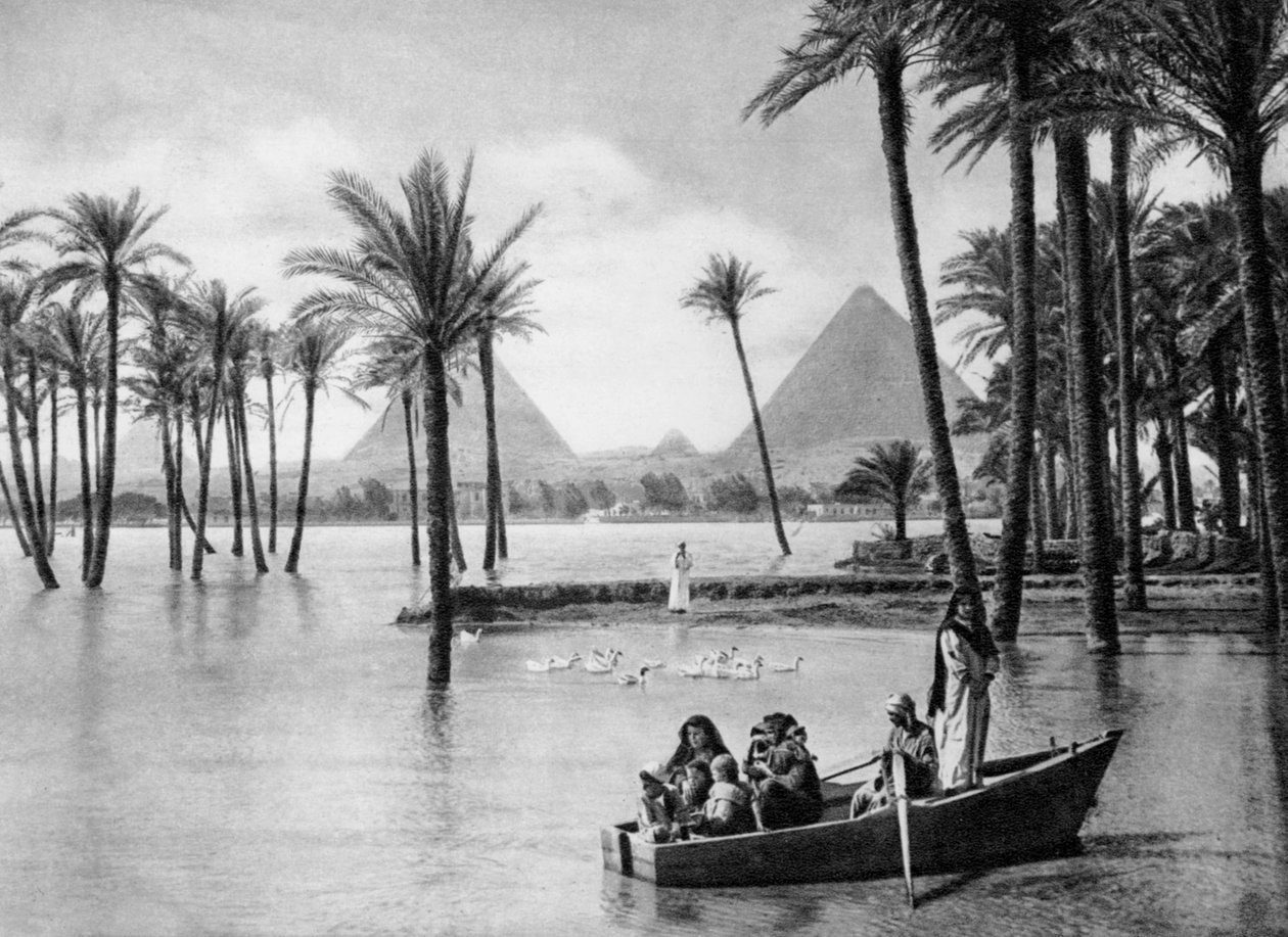 Gizan pyramidit tulvan aikana, Kairo, Egypti, 1920-luku tekijältä Unbekannt