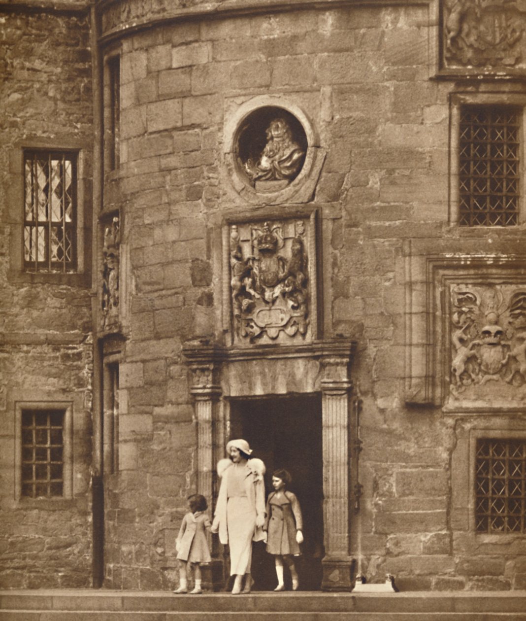 Kuningatar vanhassa kodissaan, Glamis Castle, c1936 1937 tekijältä Unbekannt