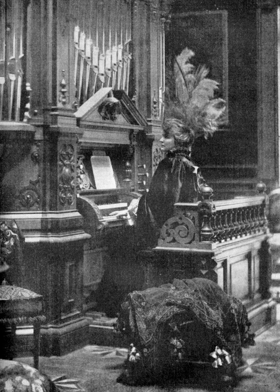 Romanian kuningatar soittamassa urkuja, 1904 tekijältä Unbekannt