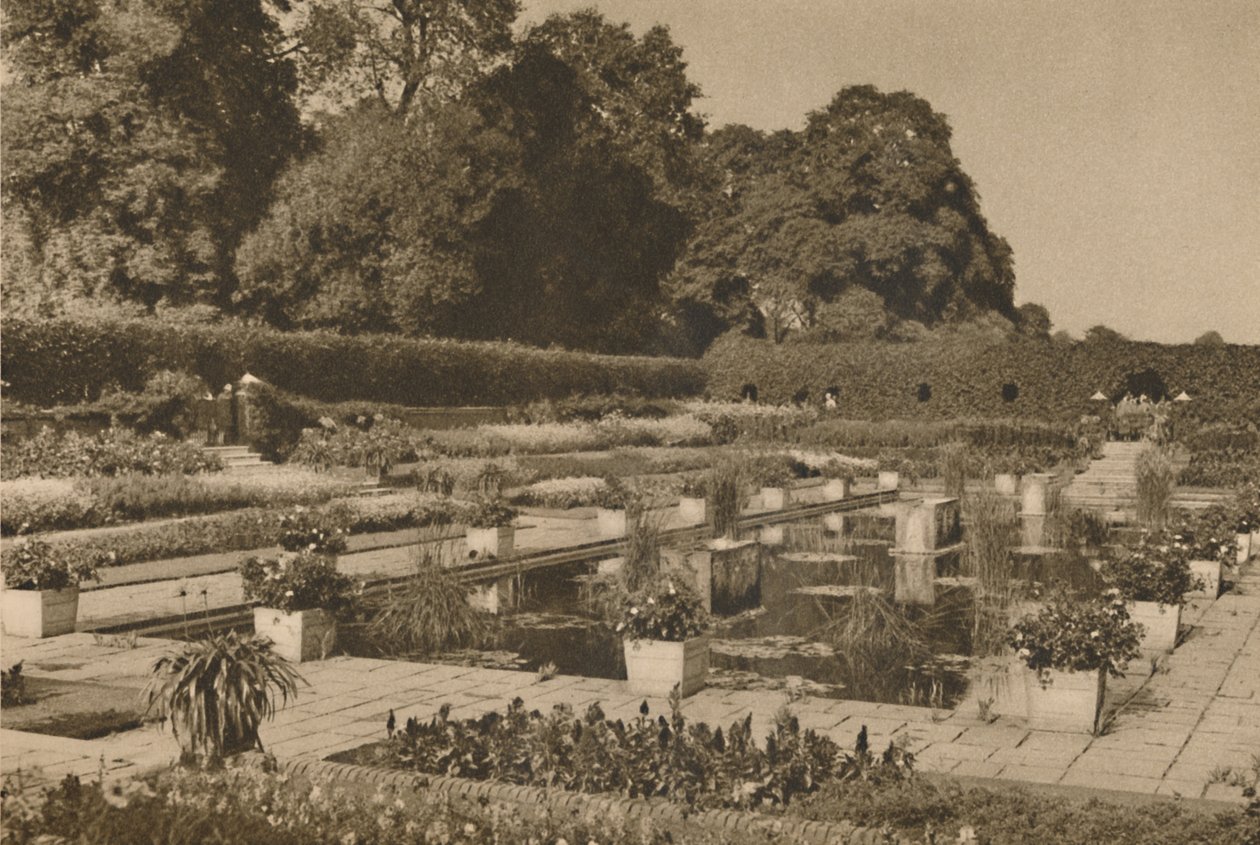 Hollantilaisen puutarhan hiljaisuus Kensingtonin palatsissa lukittujen porttien vartioimassa, vuodelta 1935. tekijältä Unbekannt