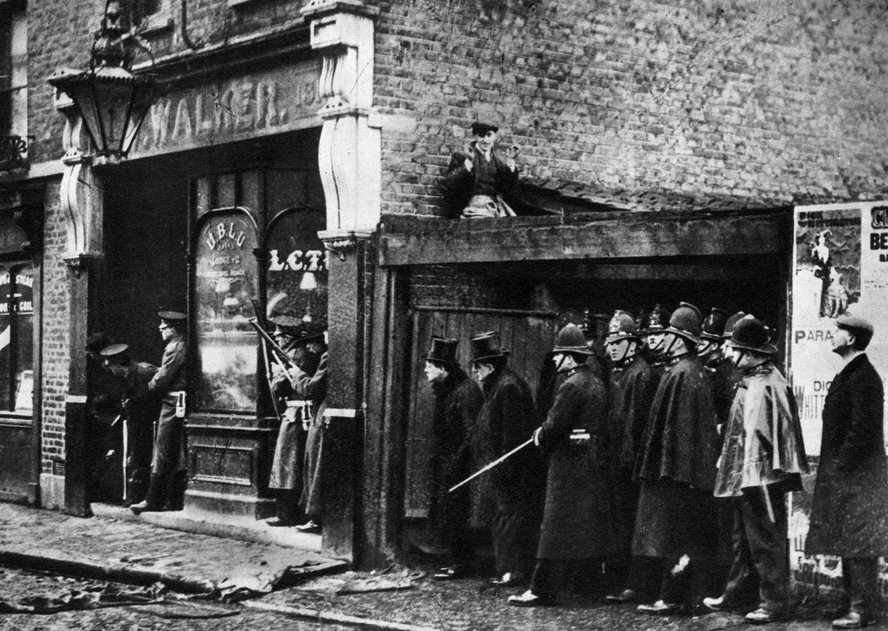 Sidney Streetin piiritys, Whitechapel, Lontoo, 1911, 1935 tekijältä Unbekannt