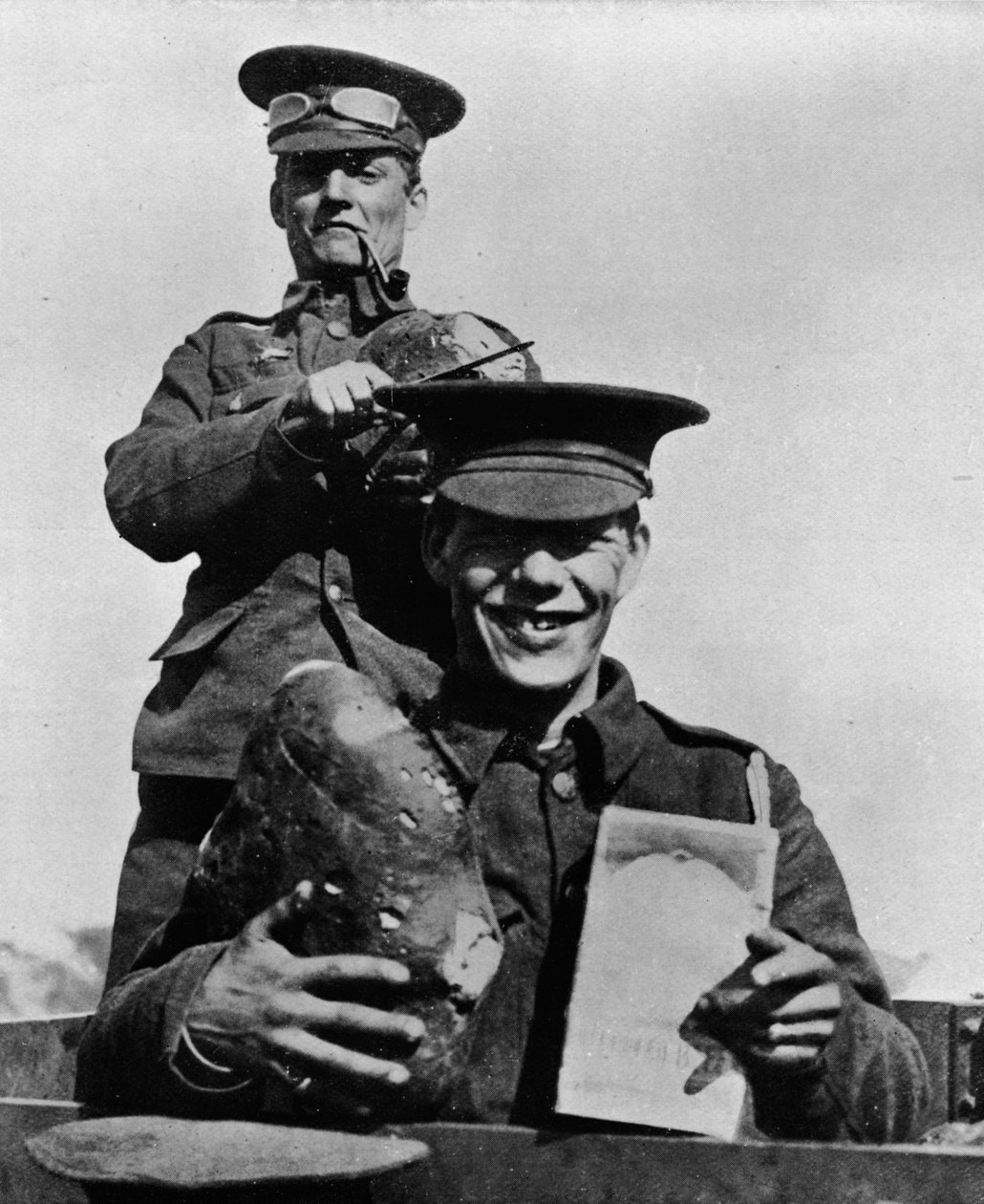 Soldier and his Rations: Valokuva, joka on otettu yhdellä brittiläisistä leireistä Ranskassa, 1914 tekijältä Unbekannt