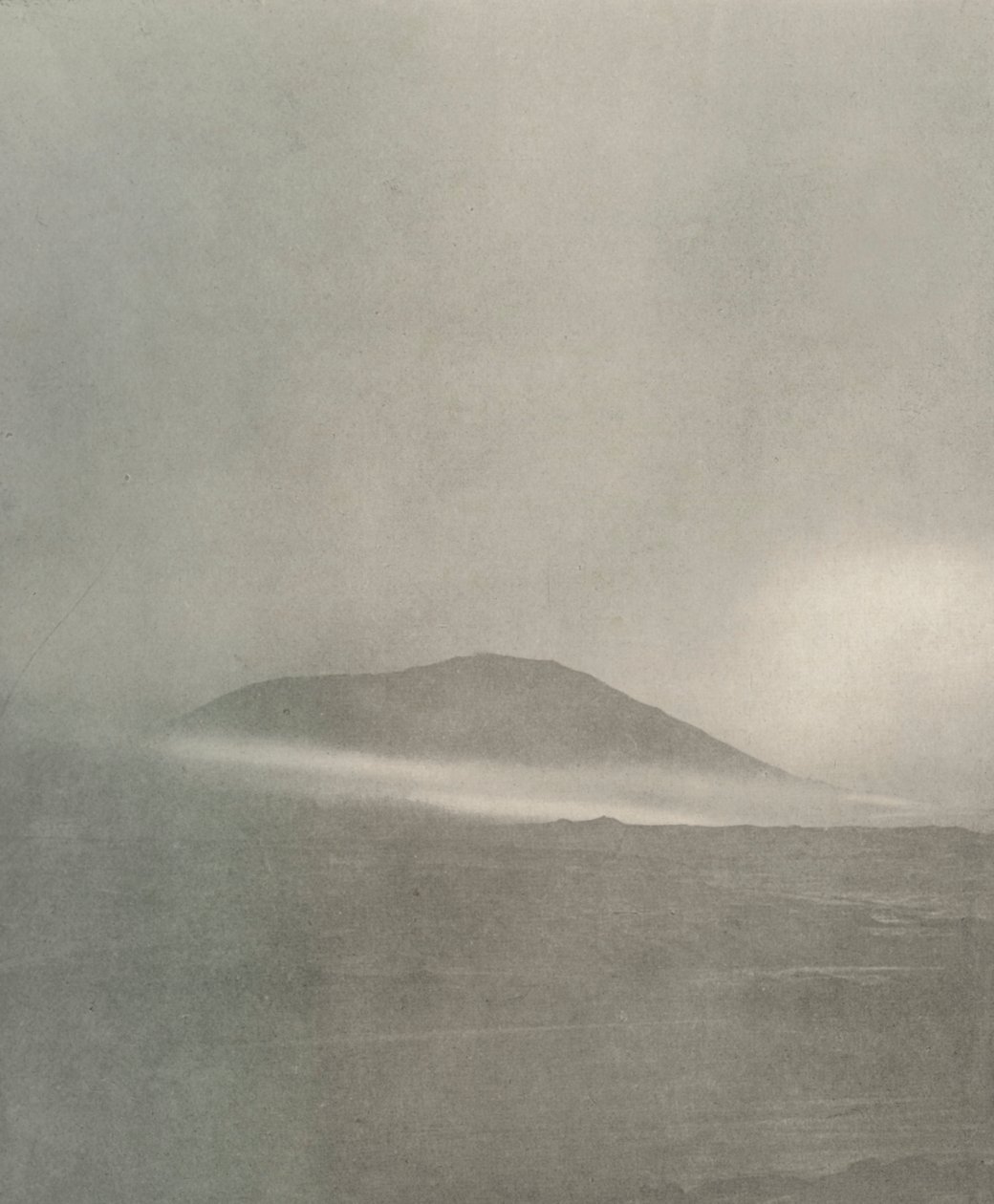Myrskyn alku... Drift Coming Round Mount Erebus, c1908, 1909 tekijältä Unbekannt