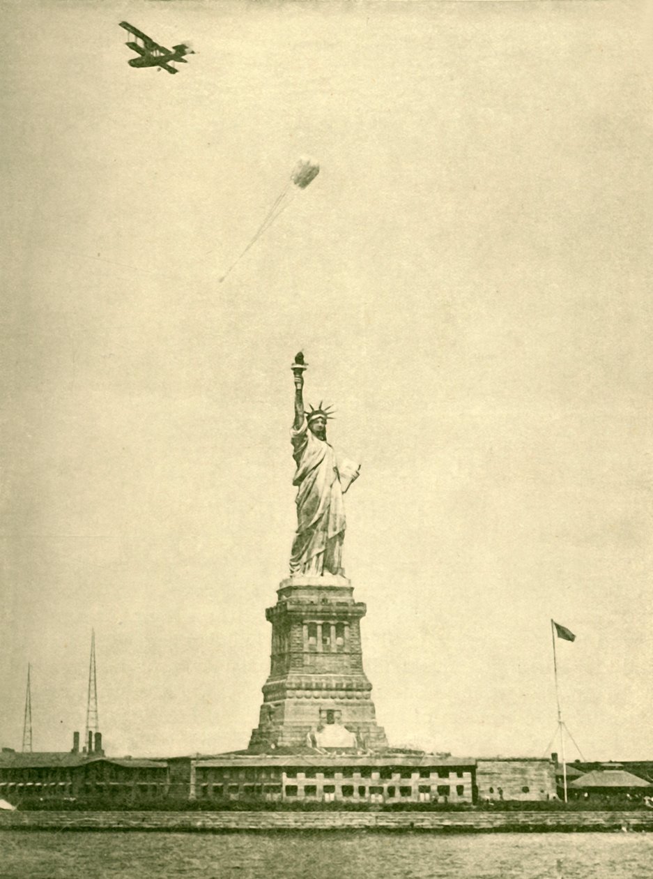 Vapaudenpatsas uplifted soihtuvalolla, New Yorkin satama, 1930. tekijältä Unbekannt