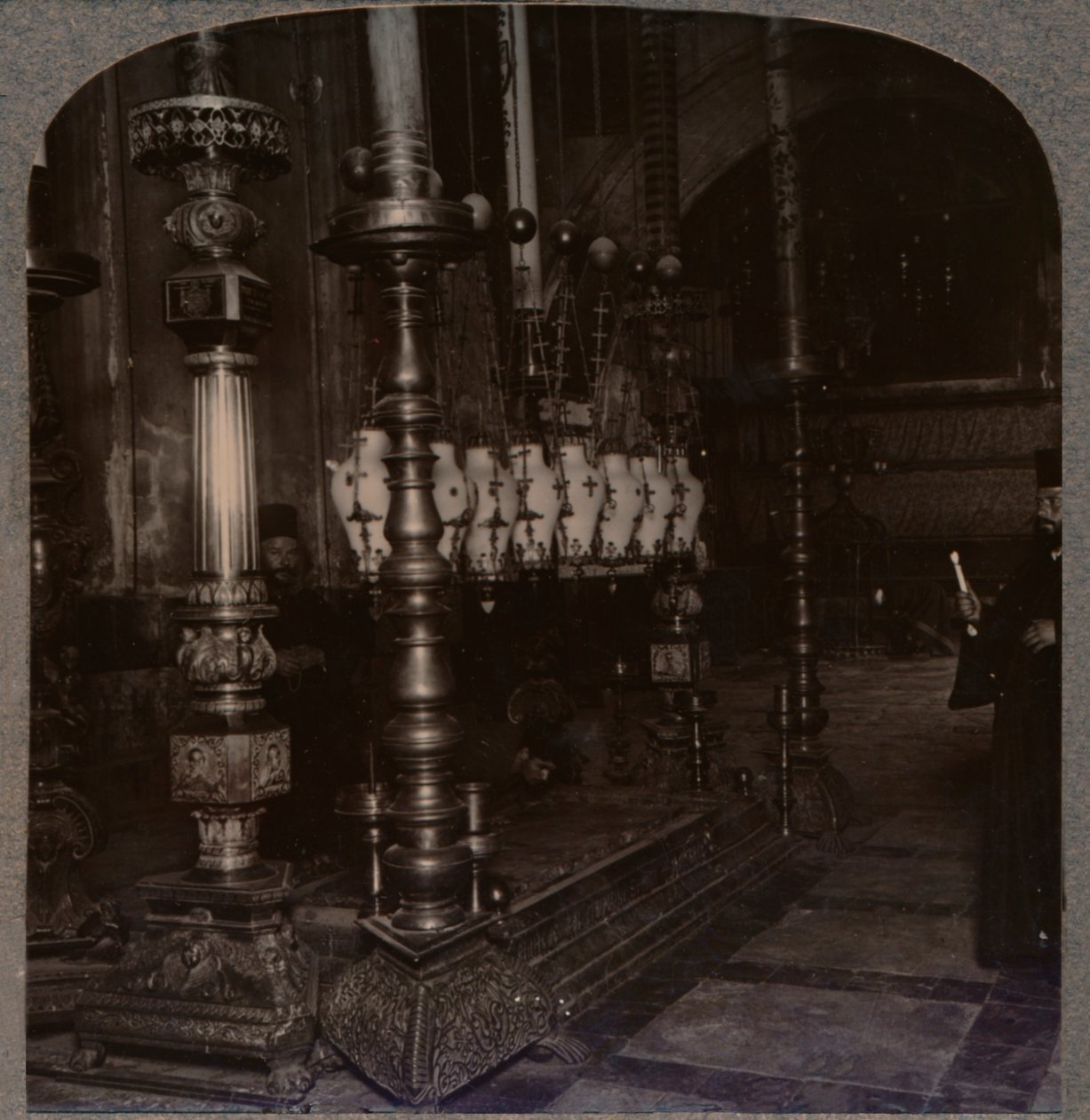 Ilmoituksen kivi Pyhän haudan kirkossa, Jerusalemissa, n. 1900 tekijältä Unbekannt