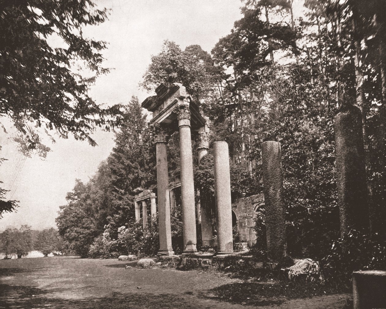 Augustuksen temppeli Virginia Waterissa, Surreyssa, 1894. tekijältä Unbekannt