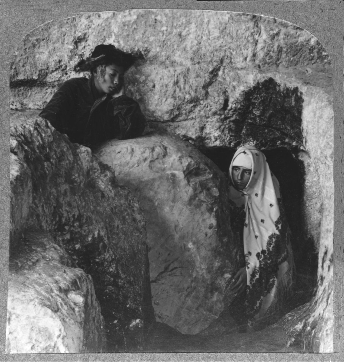 Kristuksen hauta, jossa näkyy kivi, vieritetty pois, 1900 tekijältä Unbekannt