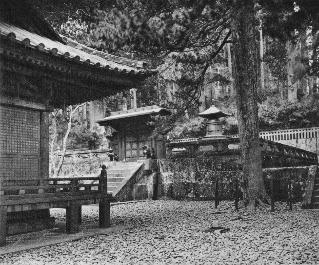Tokugawa-dynastian perustajan Ieyasun hauta Nikkossa, 1926 tekijältä Unbekannt
