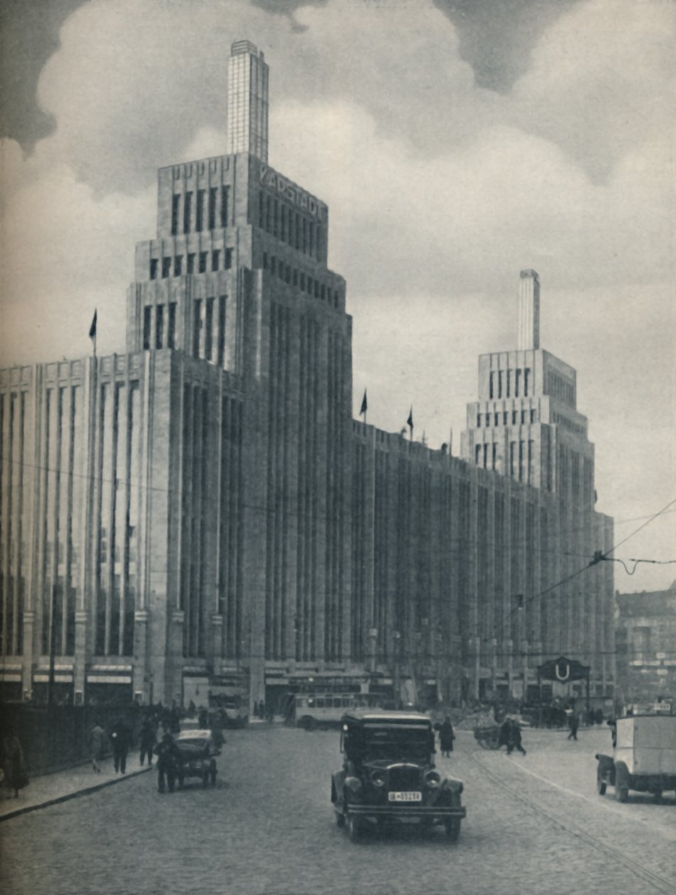 Työväenluokkaan rakennetun Karstadthausin tornien reunustama massa, c1935 tekijältä Unbekannt