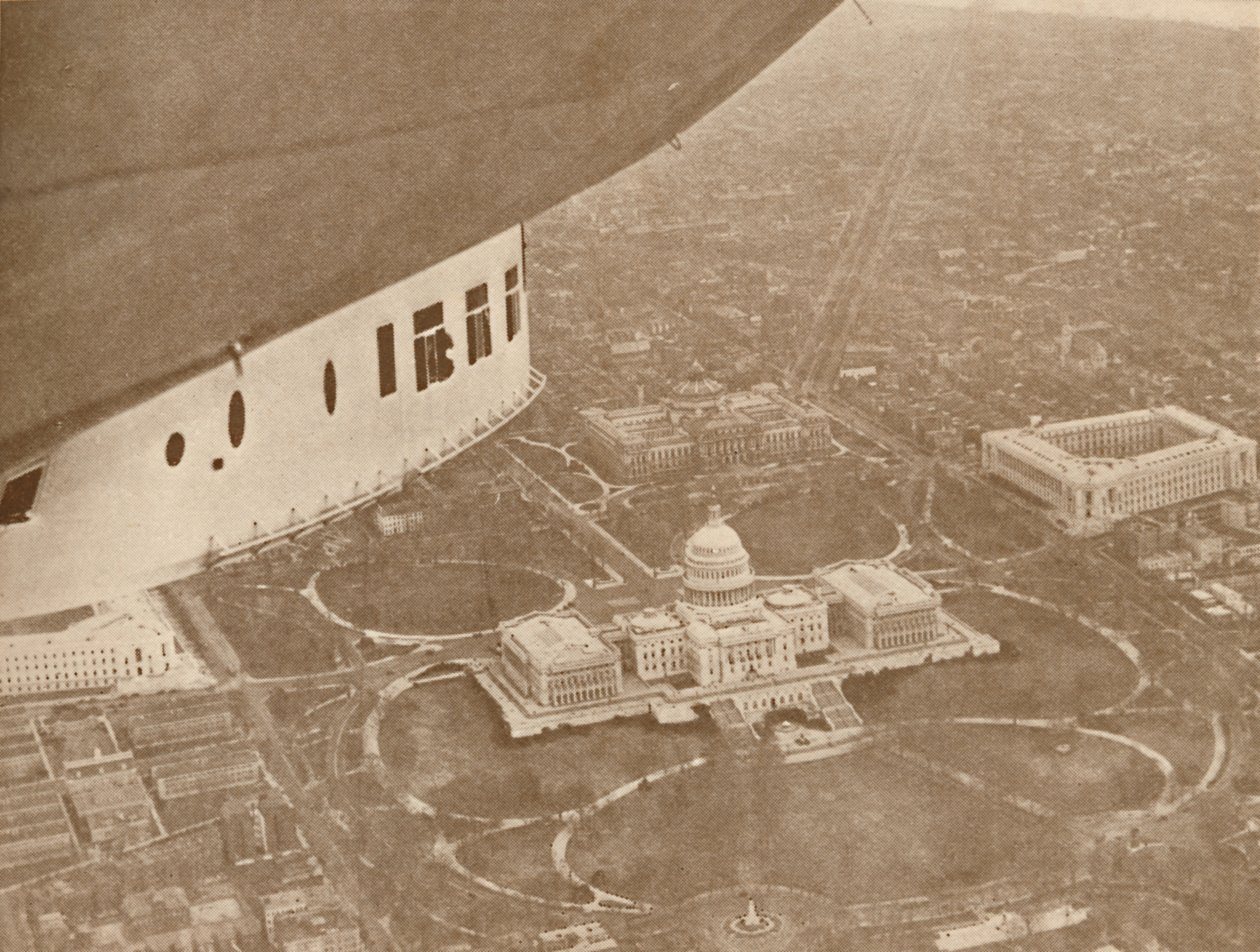 Yhdysvaltain ilmalaiva Los Angeles lennossa Washingtonin yli, 1927 tekijältä Unbekannt