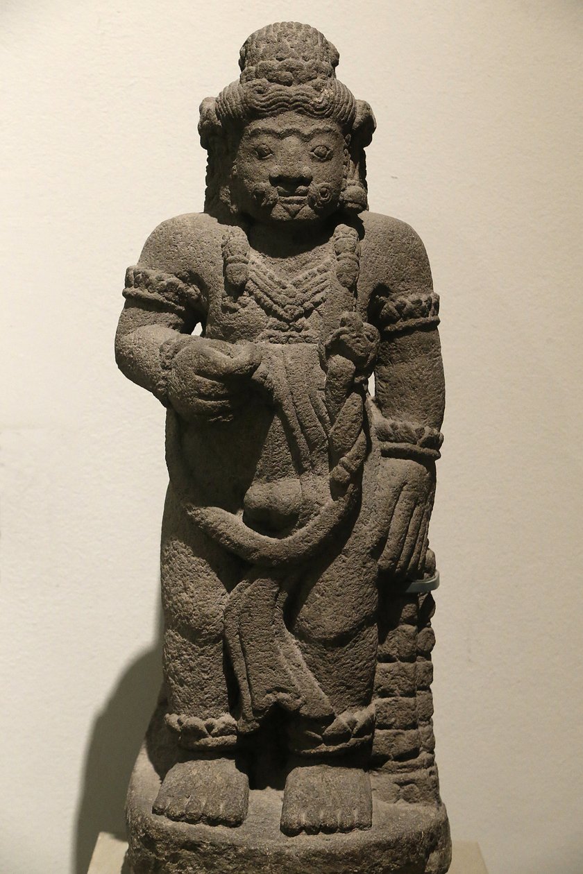 Victoria and Albert Museum. Suojelijahahmo eeppisestä draamasta. Vulkaaninen kivi. Indonesia (Itä-Java). 1400-1500. Majapahit aika. Yhdistynyt kuningaskunta tekijältä Unbekannt