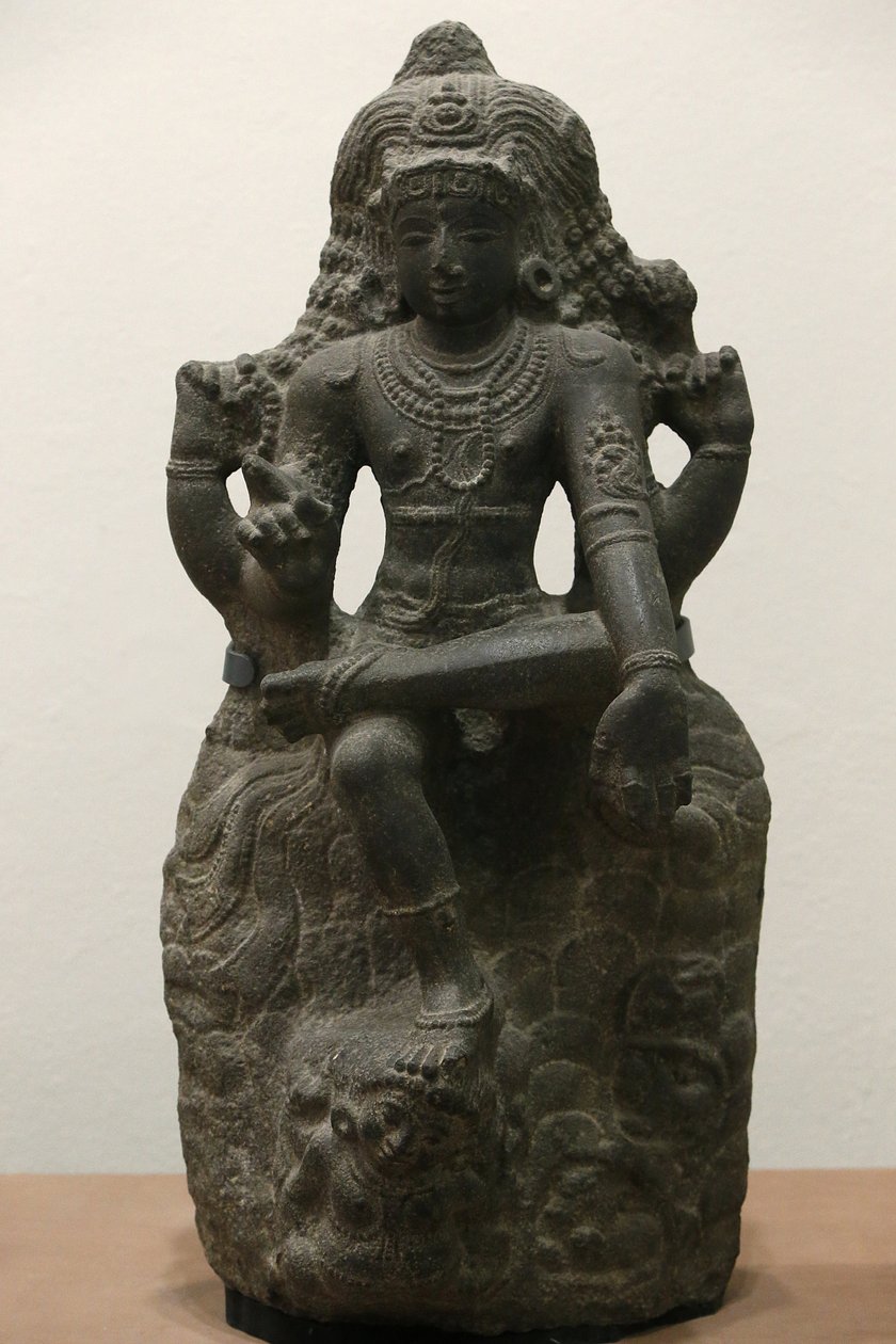 Victoria and Albert Museum. Shiva kuin Dakshinamurti. 1200-1300. Myöhäinen Chola-kausi. Graniitti. Etelä-Intia (Tamil Nadu). Yhdistynyt kuningaskunta tekijältä Unbekannt