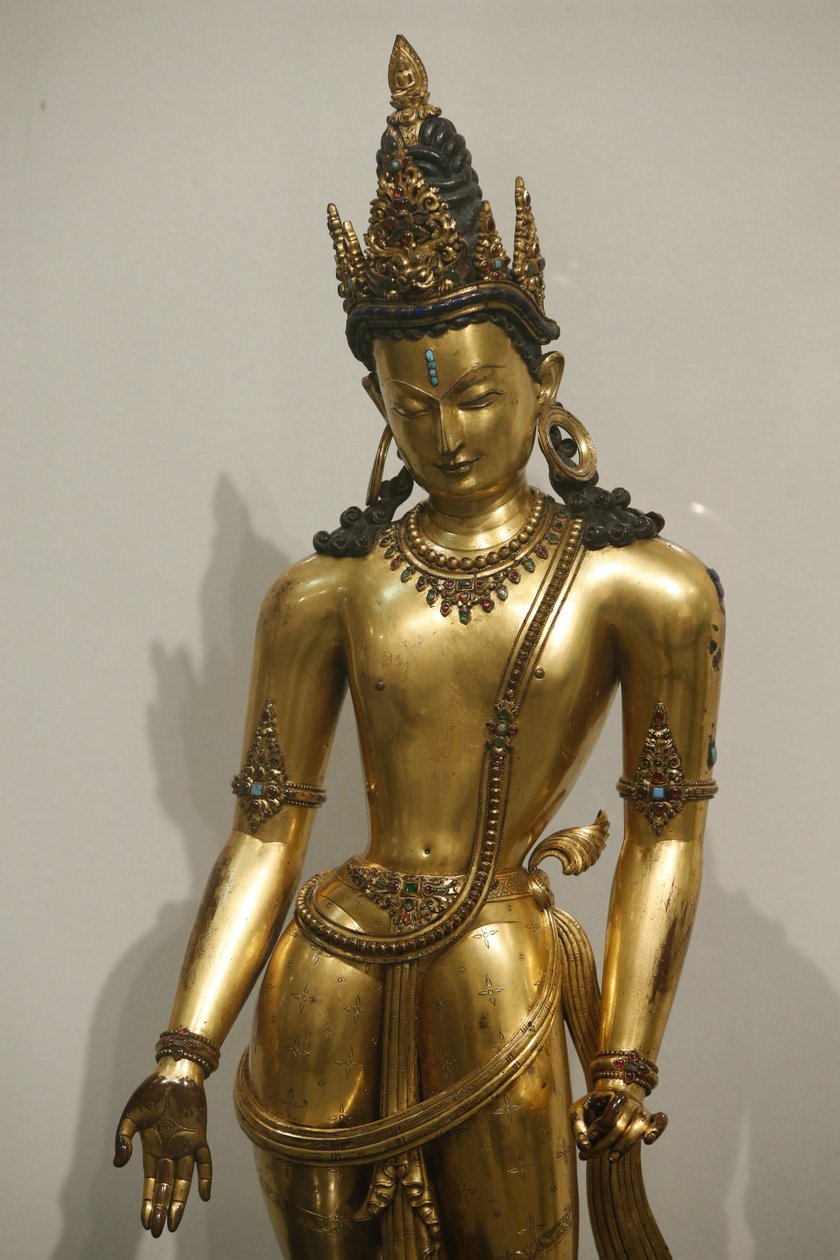 Victoria and Albert Museum. Bodhisattva Avalokiteshvara (Padmapani, lootuksen kantaja). 1300-1400. Mallan dynastia. Nepal. Kullattua kuparia jalo- ja puolijalokiveillä. Yhdistynyt kuningaskunta tekijältä Unbekannt