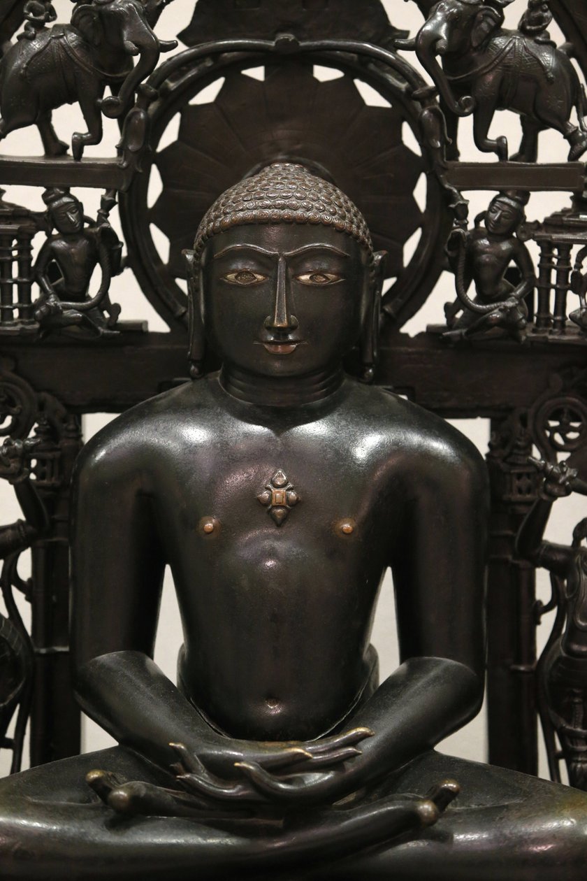 Victoria and Albert Museum. Jina Shantinatha. 1168; takalevy noin 1300-1500. Kupariseos hopealla ja kuparilla. Varmaan Länsi-Intiassa. Yhdistynyt kuningaskunta tekijältä Unbekannt