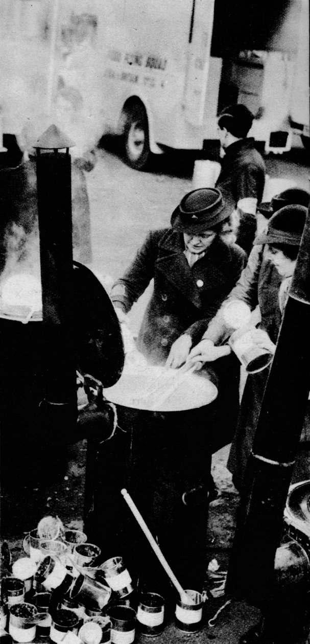 W.V.S. Teki monia töitä. Tässä on W.V.S. nainen, joka johtaa kenttäkeittiötä, c1941 1942 tekijältä Unbekannt
