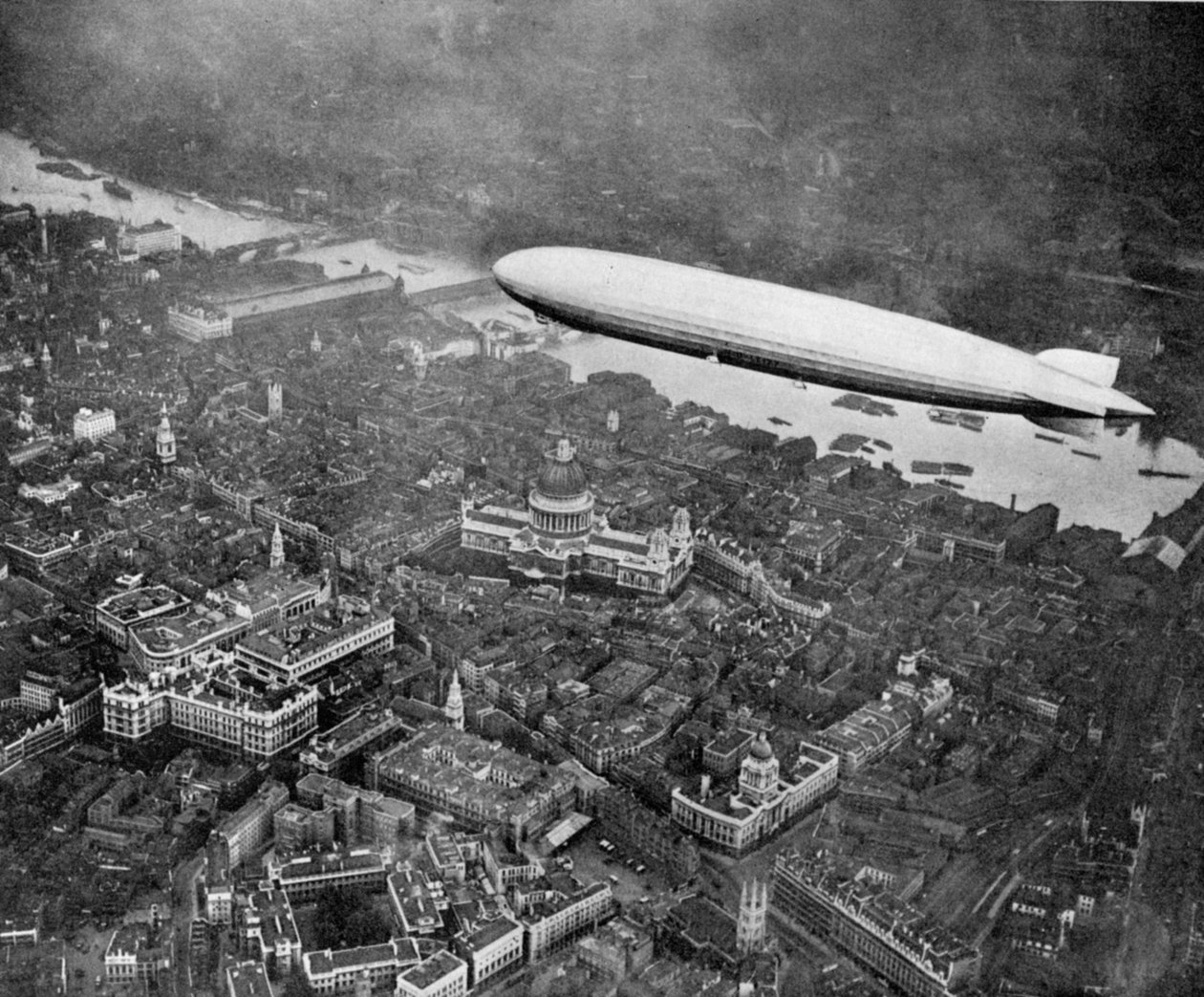 Ilmalaiva Graf Zeppelin Lontoon yllä, elokuussa 1931 1936 tekijältä Unbekannt