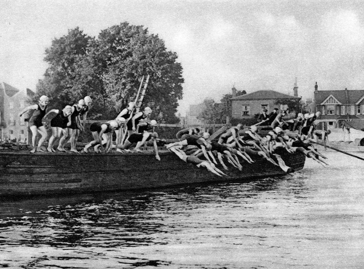 Vuotuinen Kew to Putney naisten uimakilpailu, Lontoo, 1926-1927 tekijältä Unbekannt
