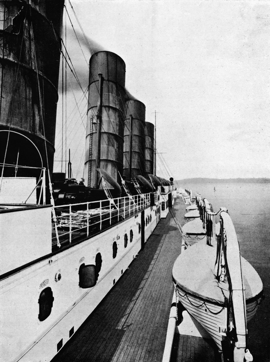 Lusitanian venekansi, jossa näkyy pelastusveneet, 1915 tekijältä Unbekannt