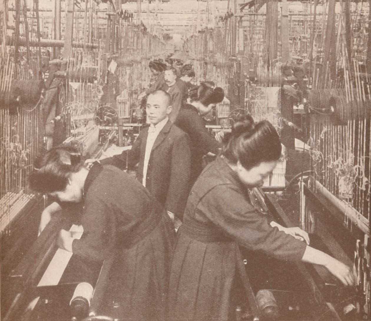 Japanin kukoistavan silkkitehtaan vilkas sisustus, 1907 tekijältä Unbekannt