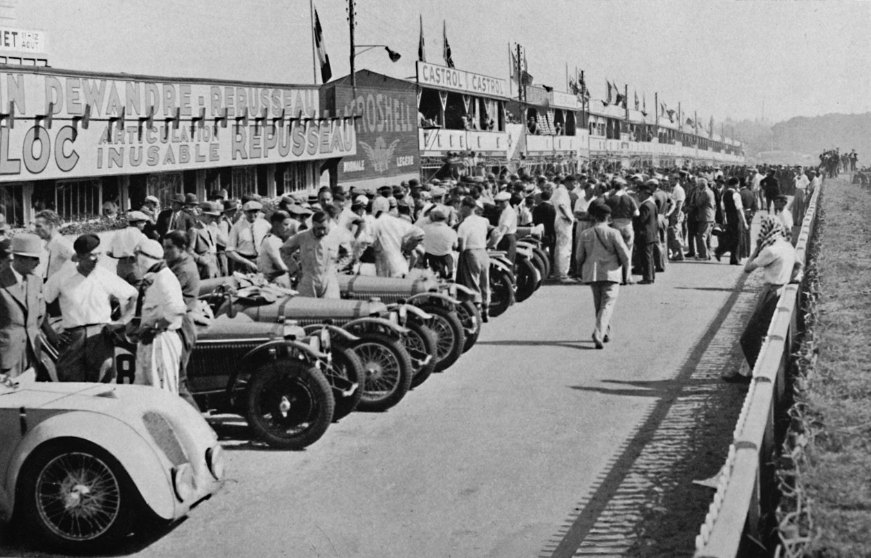 Vilkas varikko: ennen Le Mansin 24 tunnin kilpailun alkua, 1937 tekijältä Unbekannt