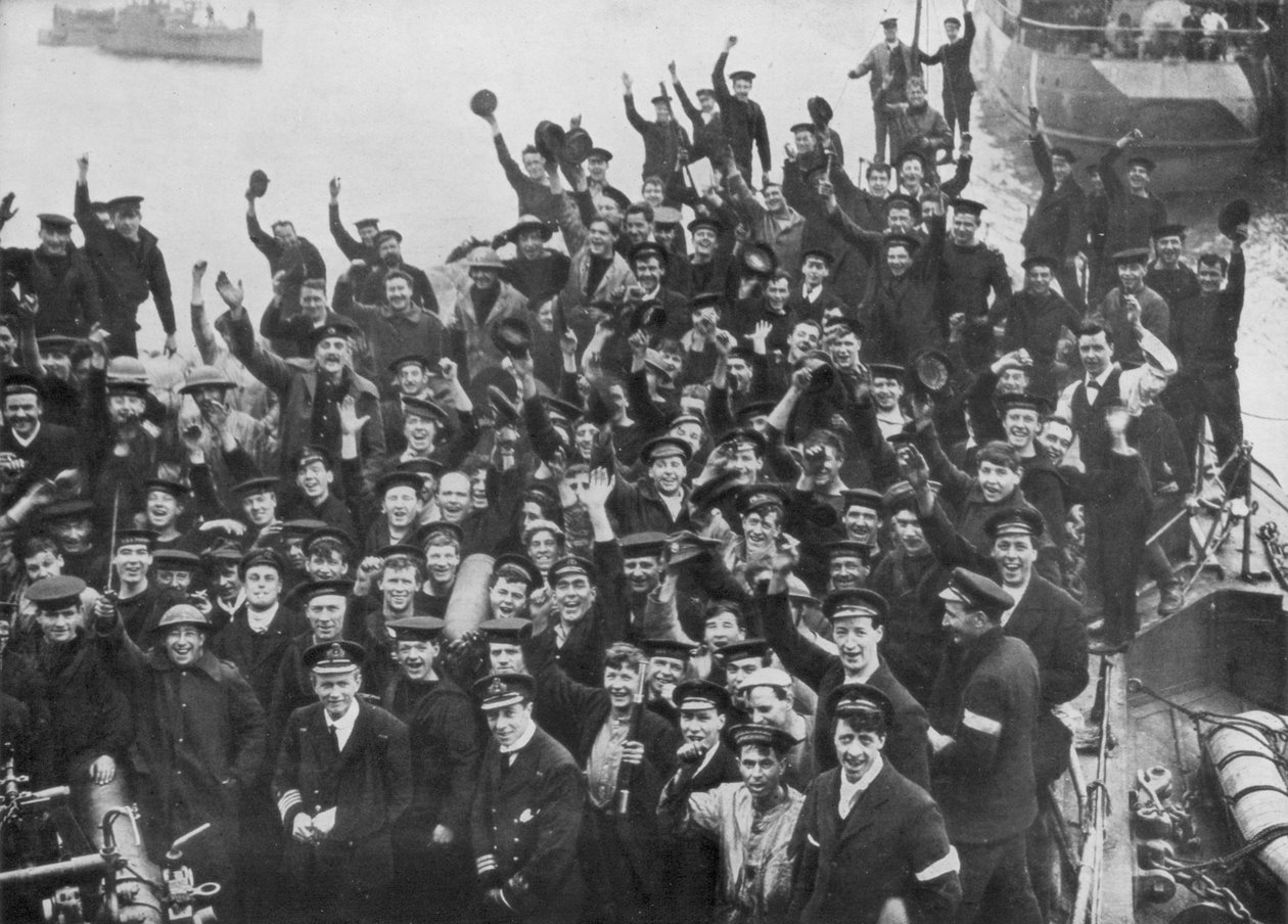 HMS Vindictiven miehistö juhlii Zeebruggen hyökkäystä 23. huhtikuuta 1918 tekijältä Unbekannt