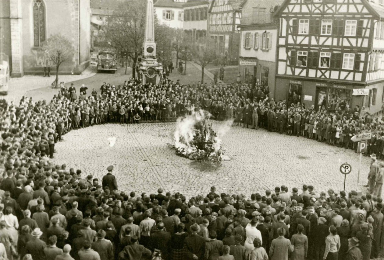 Mosbachin synagogan kalusteet ja rituaaliesineet kaupungin aukiolla 10. marraskuuta 1. tekijältä Unbekannt